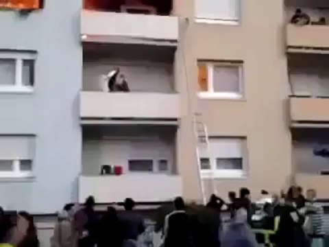 Des jeunes de cités sauvent une vieille dame des flammes qui ravages son appartement !