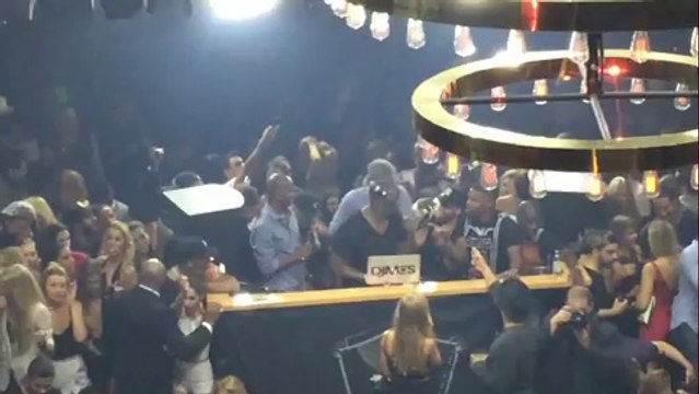 En boîte de nuit à Los Angeles, Leonardo DiCaprio s'est lâché, il a pris le micro pour rapper