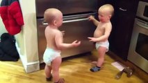 Dos bebés mantienen una discusión muy interesante