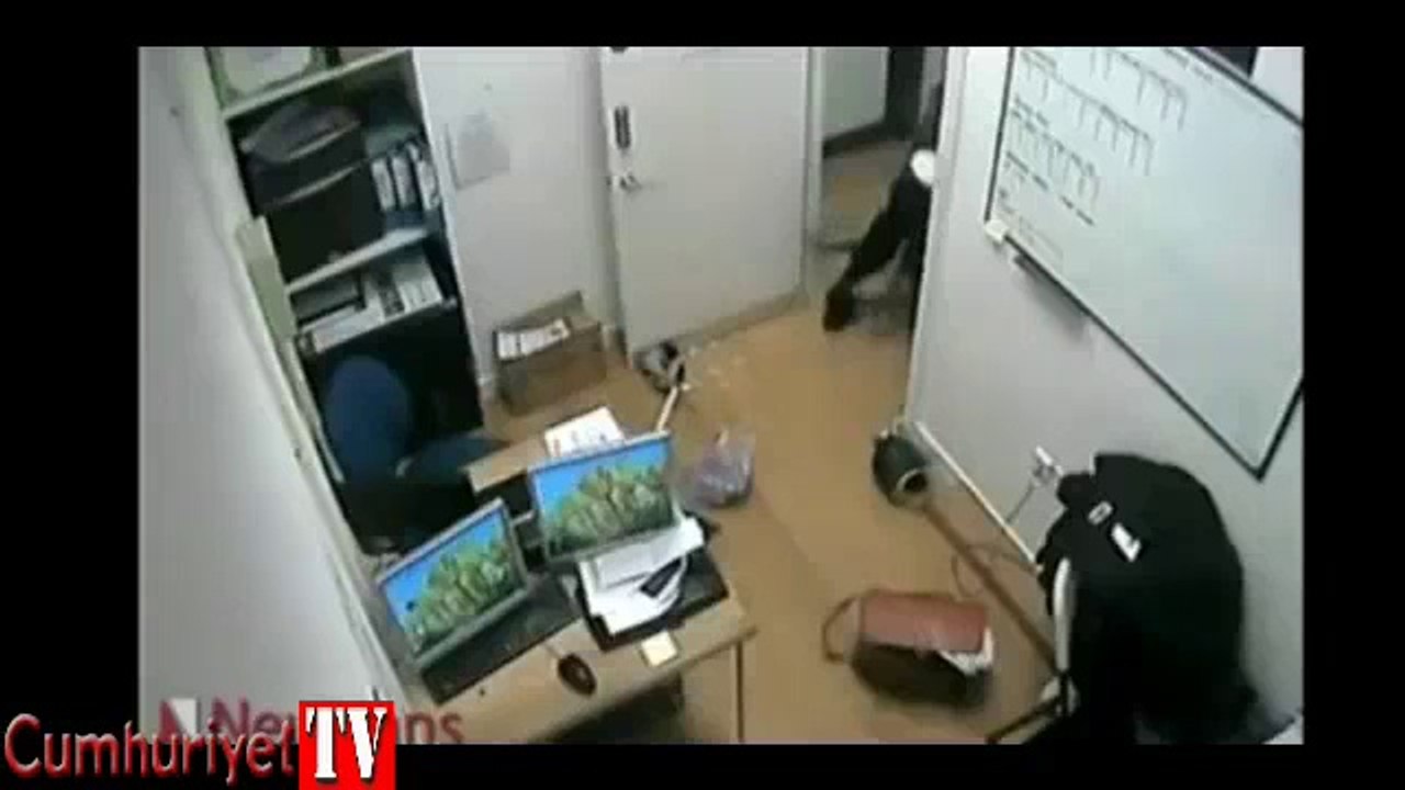 Polisin genç kıza uyguladığı şiddet kamerada