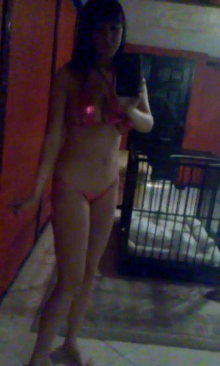 Une femme avec 3 implants mammaires... Dingue!