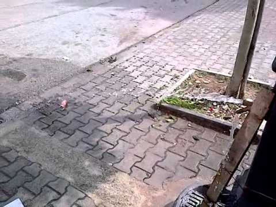 Frignano (CE) - Fontana pubblica perde acqua, denuncia del M5S (22.09.14)