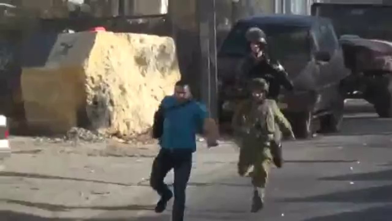 مواجهات عند جامعة الخليل .. شاهد كيف فشل جنود الاحتلال في اعتقال أحد المواطنين