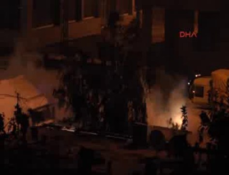 SİLOPİ'DE YOL KESİP KİMLİK KONTROLÜ YAPAN GÖSTERİCİLERE MÜDAHALE