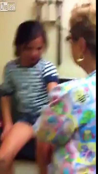 Aşı olurken şekilden şekle giren kız