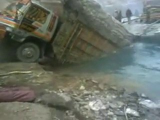 Truck Falls In River Online Accident Caught By camera