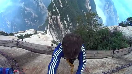 À plus de 1000 mètres d'altitude, il décide d'enlever son harnais de sécurité "pour le fun" !