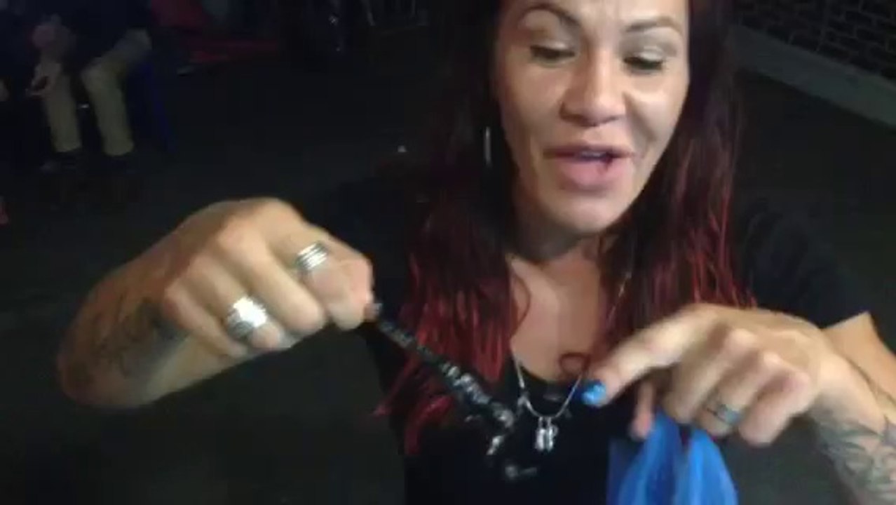 Cris Cyborg come escorpião frito na Tailândia