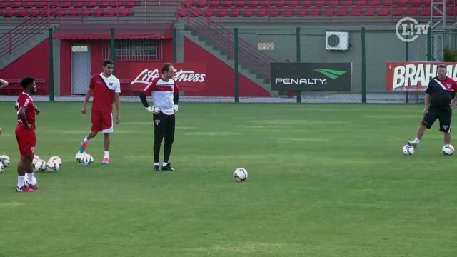 Ceni volta a treinar, faz belas defesas e até golaço