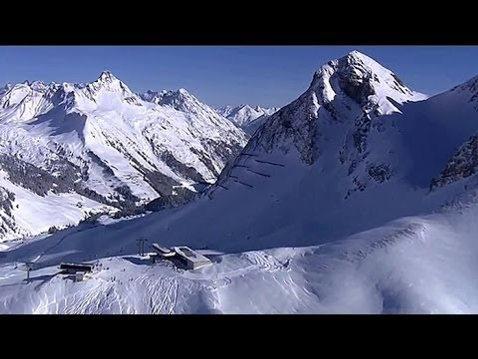 Traumhafter Frühlings-Skilauf (Skifahrer freuen sich über die Sonne)