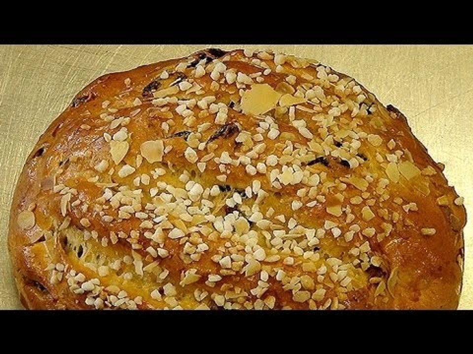 Osterbrot backen (Traditionelles Gebäck zu Ostern)