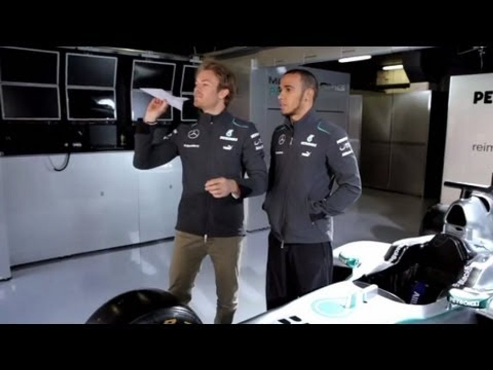 Nico Rosberg, Lewis Hamilton in Formel 1 Backstage (18) Papierflieger - Only flying is more fun