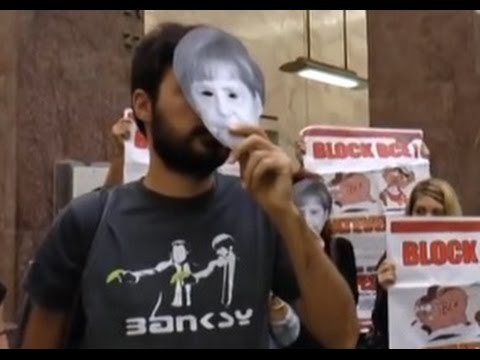 Napoli - Vertice Bce: blitz dei centri sociali al Banco di Napoli -1- (25.09.14)