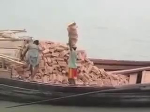 indian guy carrying 20+ bricks on his head