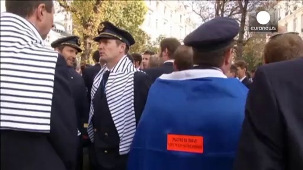 Бастующие французские пилоты пришли к зданию парламента
