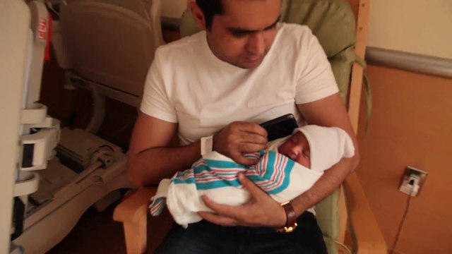 MOULANA TARIQ JAMEEL SAY FIRST AZAAN NEW BORN BABY OF VEENA & ASAD KHAN SON ABRAM KHAN KHATTAK EARS FROM MADINA… !!!