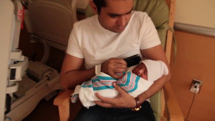 MOULANA TARIQ JAMEEL SAY FIRST AZAAN NEW BORN BABY OF VEENA & ASAD KHAN SON ABRAM KHAN KHATTAK EARS FROM MADINA… !!!