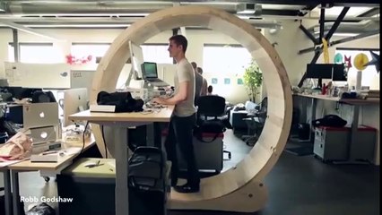 Travaillez debout dans cette roue de hamster !