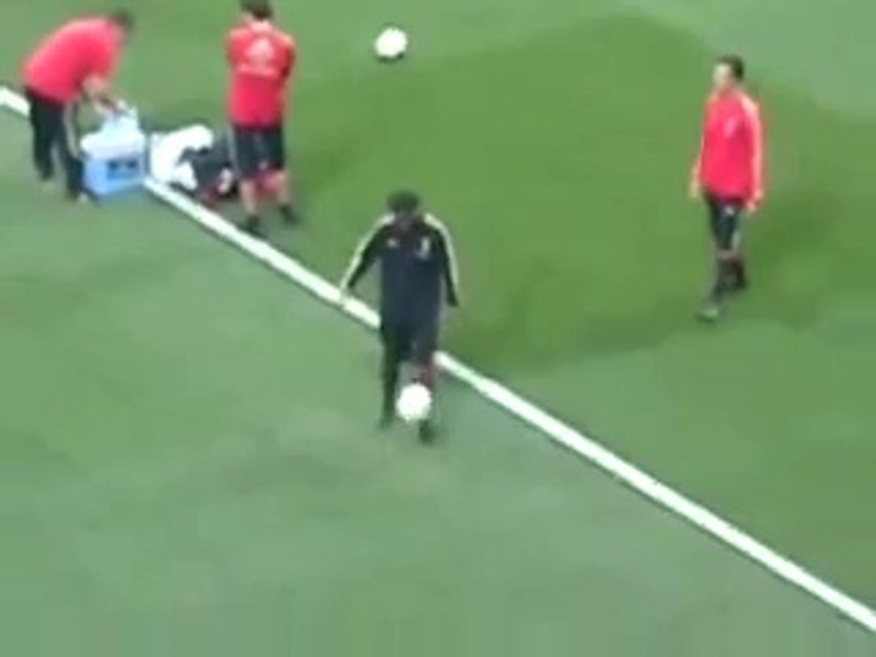 Ronaldinho humiliates his teammate during warm up