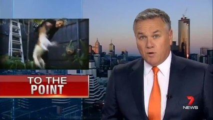 Une femme arrête l'attaque d'un chien avec juste un doigt