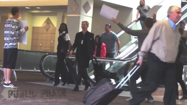 Accueillir des inconnus à l'aéroport - Caméra cachée hilarante!
