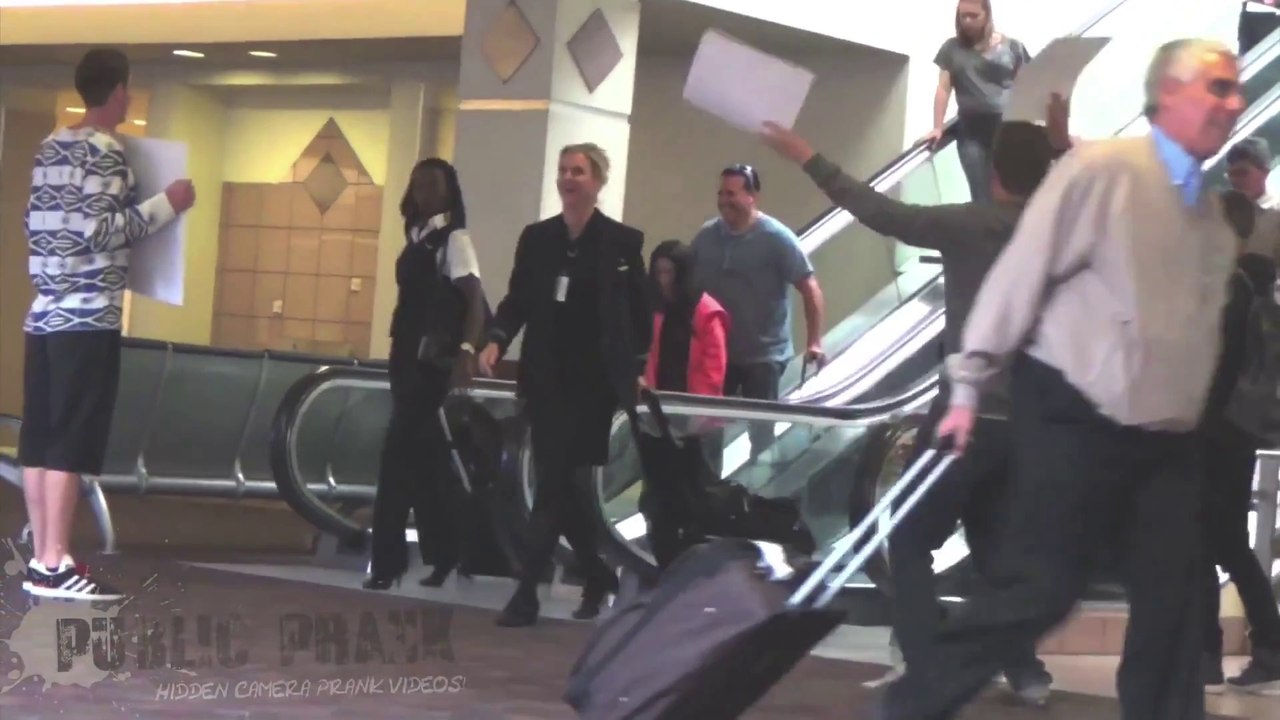 Accueillir des inconnus à l'aéroport - Caméra cachée hilarante!