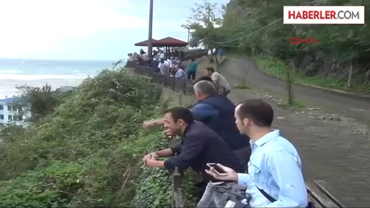 Giresun? da Fırtına ve Kabaran Dalgalar Etkili Oldu, Karadeniz Sahil Yolu Ulaşıma Kapandı 3