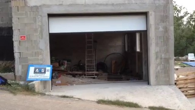 Porte de garage sectionnelle plafond motorisée, posée par APG Accès Portes de Garage