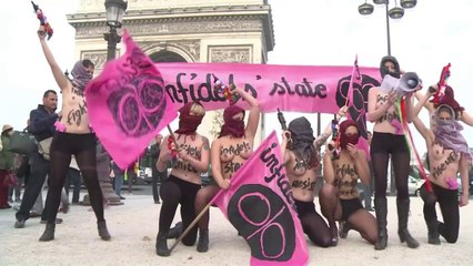 Seios de fora para protestar contra o EI