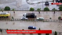 Dalgalar yolu trafiğe kapattı