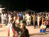 Imran Khan mingles with protestors after midnight-Geo Reports-24 Sep 2014