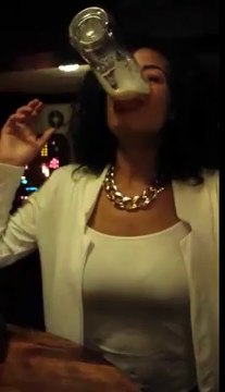 Malgré son allure très classe, cette femme va s'envoyer une pinte de bière en 5 secondes !
