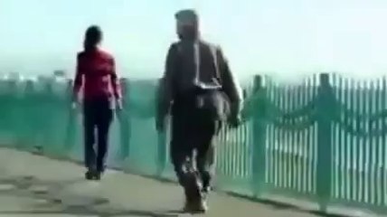 Kız görünce yürümesi değişen yaşlı amca