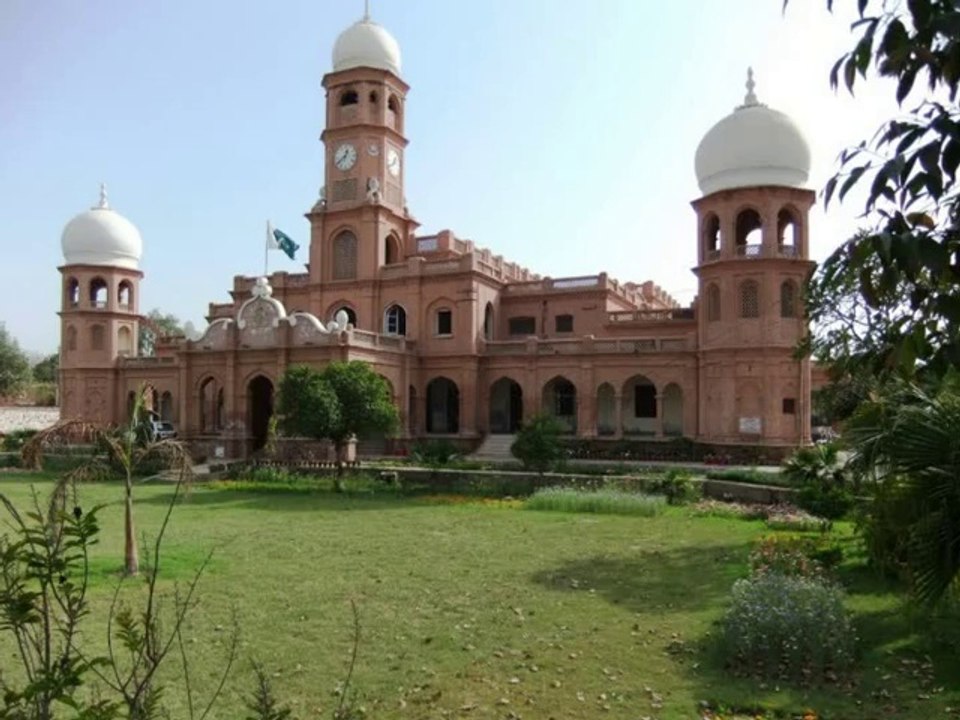 More thane 100 year old Govt High School in the middle of city could be dangerous for children life due to its poor condition Bwp