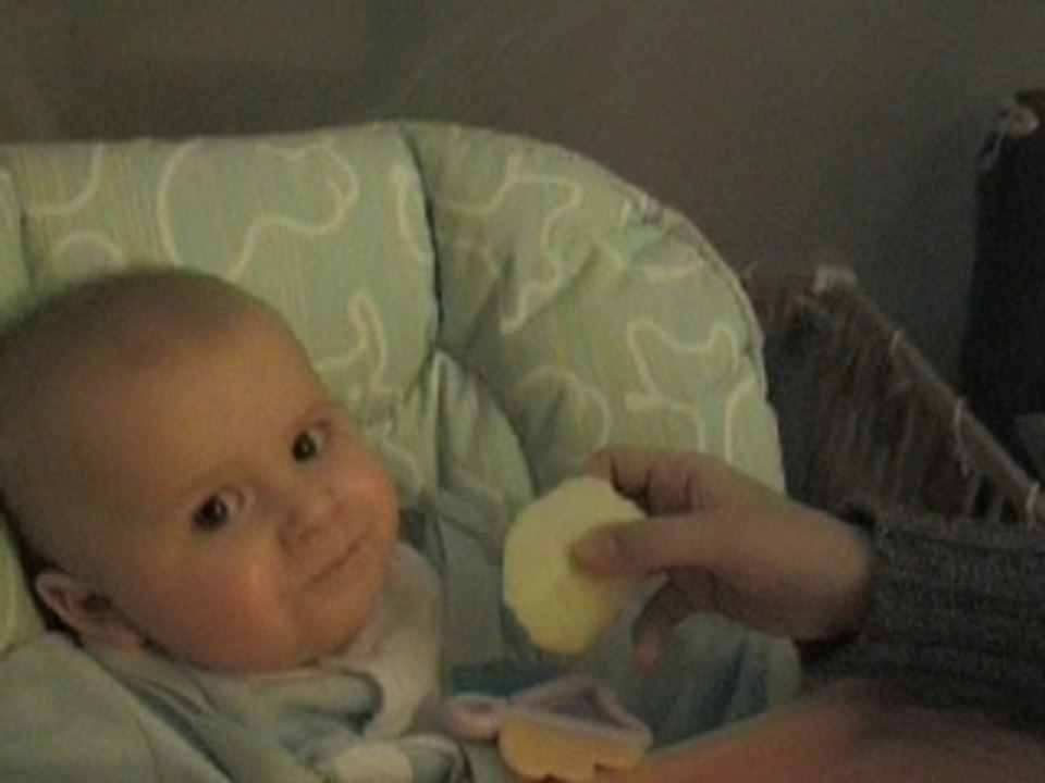 Chris mange une pomme