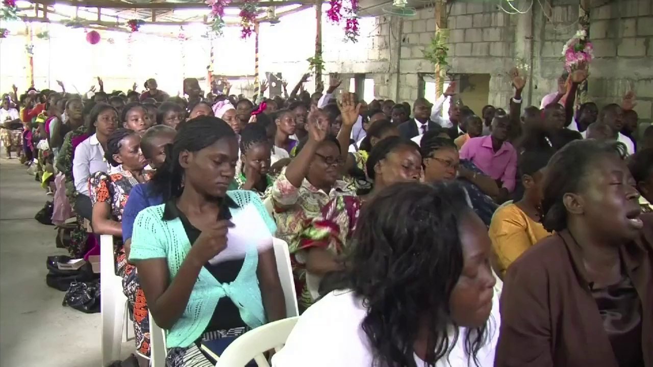 Gabon: le renouveau charismatique veut endiguer les évangélistes