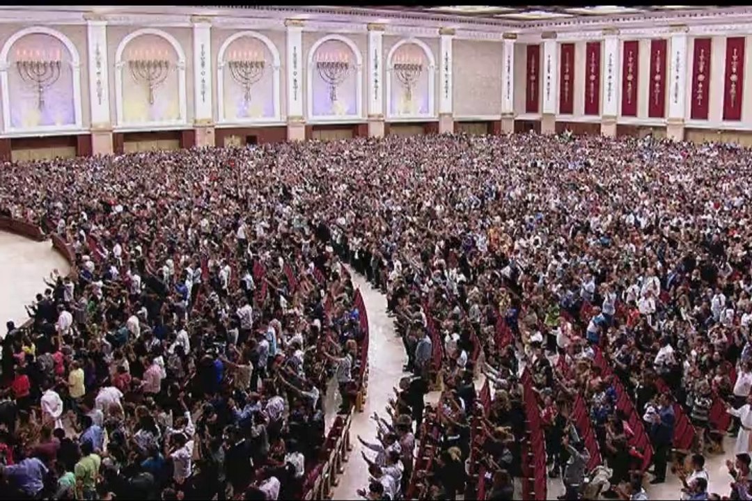 Domingo - A Distribuição do álbum da família com a foto do altar do Templo de Salomão