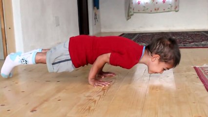 Un enfant de 5 ans fait des pompes à 90 degrés