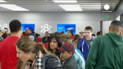 Apple retira la actualización de su sistema iOS y los usuarios critican que el iPhone 6 se dobla