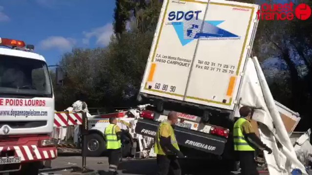 Axe Lorient-Plouay: un camion de lait renversé