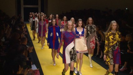 Le défilé Carven, printemps-été 2015 en vidéo