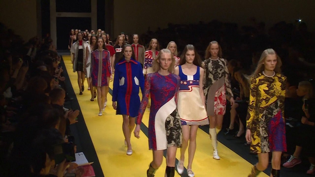 Le défilé Carven, printemps-été 2015 en vidéo