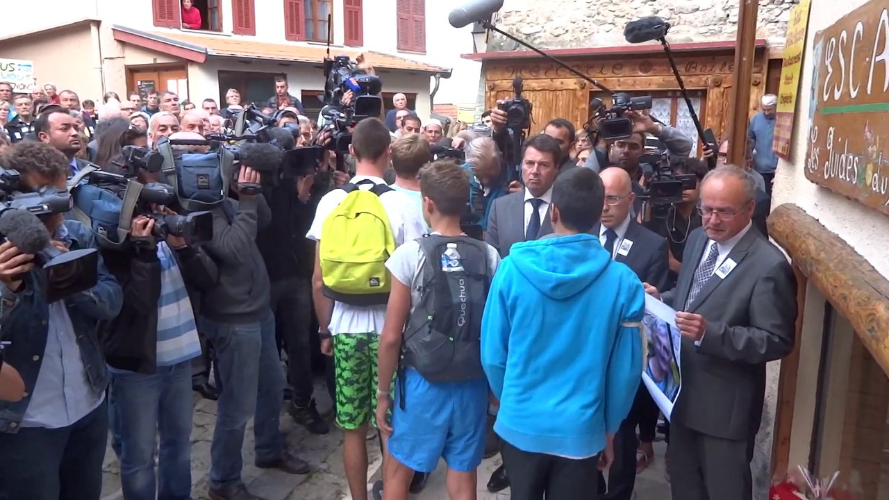 Des gerbes de fleurs en hommage à Hervé Gourdel