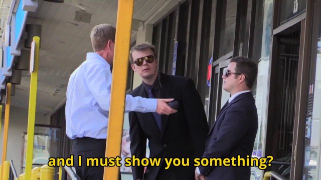 Déguisés en Men In Black ils se font passer pour la sécurité d'un magasin! Caméra cachée!