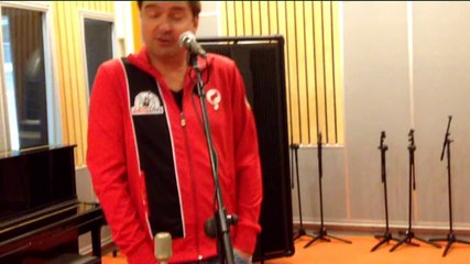 Paul de Munnik zingt Neil Diamonds I Am, I Said bij RTV Noord - RTV Noord