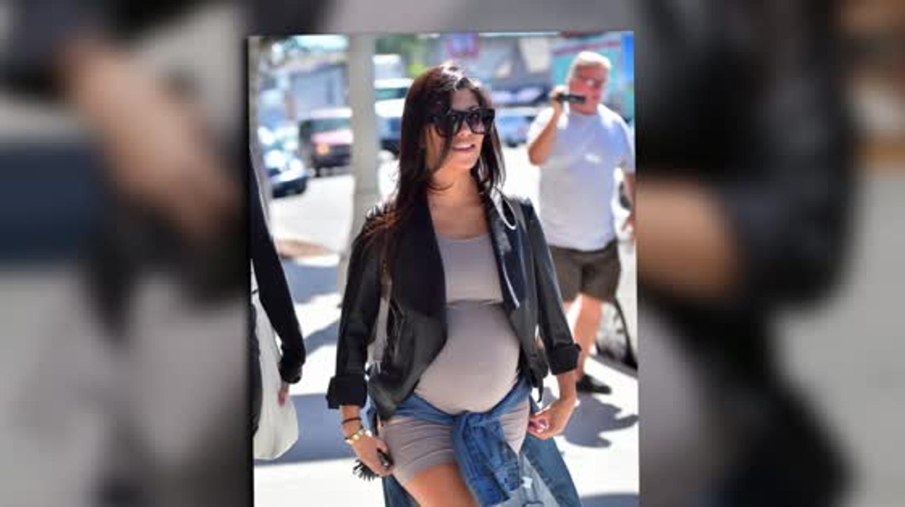 Kourtney Kardashian zeigt ihren wachsenden Babybauch