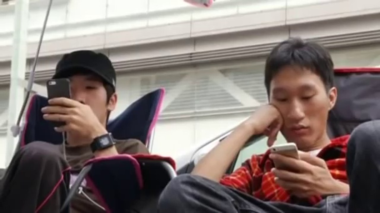 Japanese fans line up outside Tokyo Apple store for iPhone 6