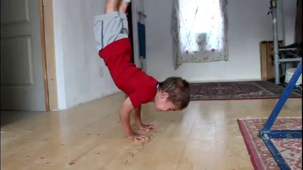 Ce gamin roumain va vous dégoûter à jamais de l'exercice physique !