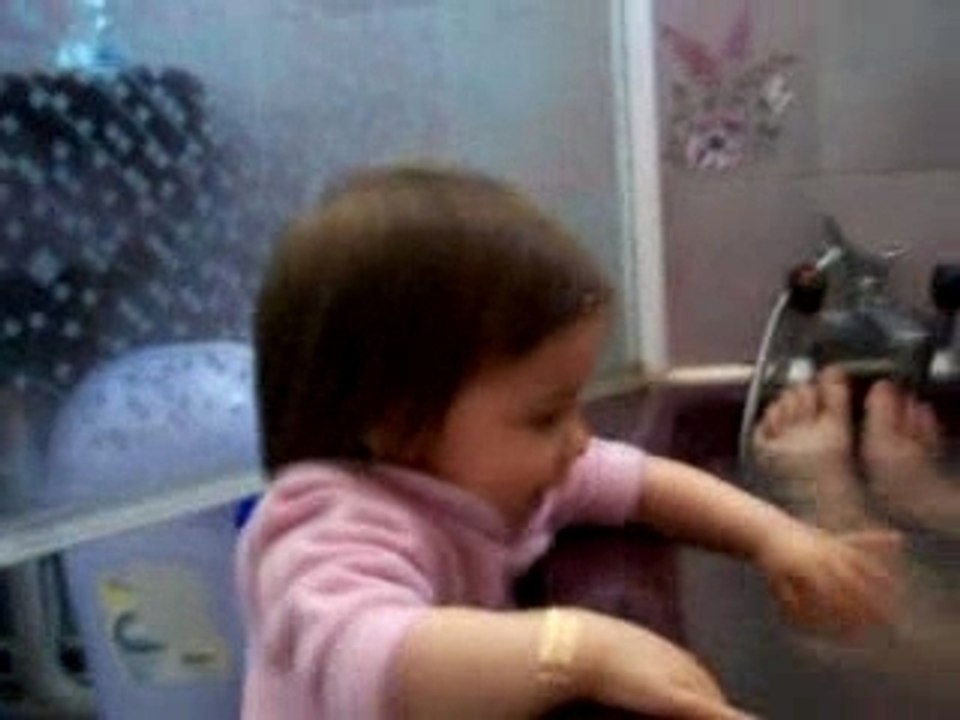 maryon joue avec l'eau