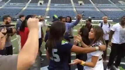 Jogador da NFL faz pedido de casamento no campo